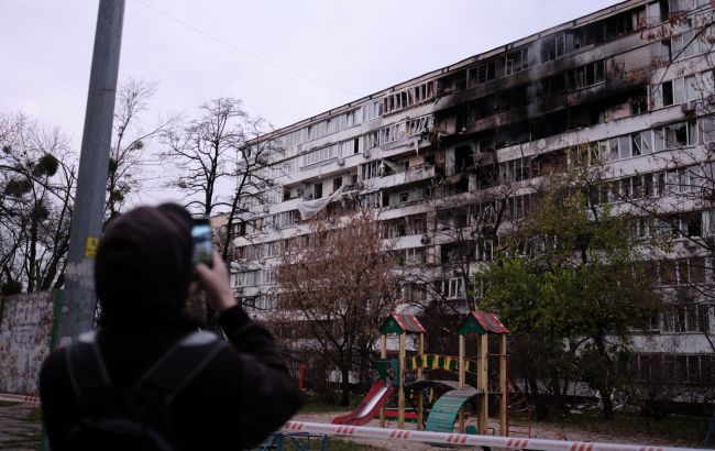 Розбиті багатоповерхівки, перебої з опаленням та жертви: все про нічний обстріл Києва