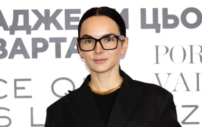 Дружина Мірошниченка показала, як носити високі чоботи та міні