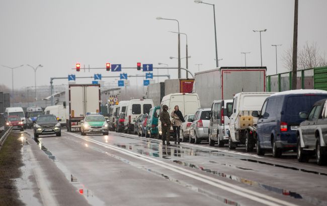 На кордоні з Польщею зросли черги через різдвяно-новорічні свята