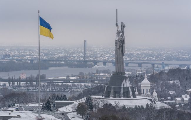 Найбільший прапор України в Києві тимчасово приспустять: названа причина