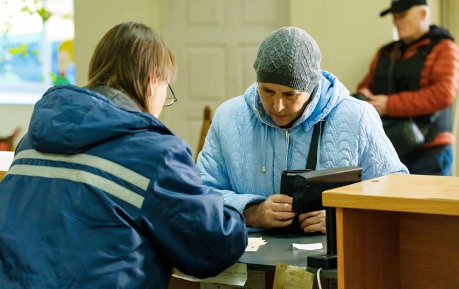 Отримувачам "зимової тисячі" через "Укрпошту" продовжили терміни використання грошей
