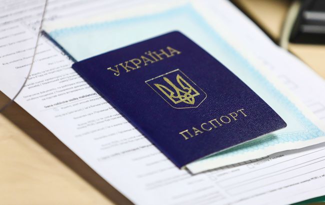 Без обміну кожні 10 років: кому в Україні видають паспорт без строку