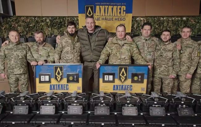 Майже 30 тисяч дронів і автівки: Кличко зустрів Новий рік із військовими й передав допомогу