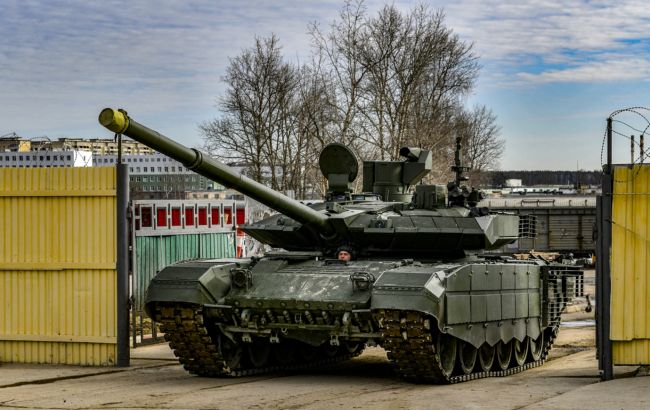 РФ модернізує танк Т-90 для боротьби з дронами: у Defense Blog пояснили слабкі місця ідеї