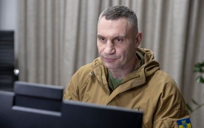В Києві повертають тепло в будинки після обстрілів, але поки не всім