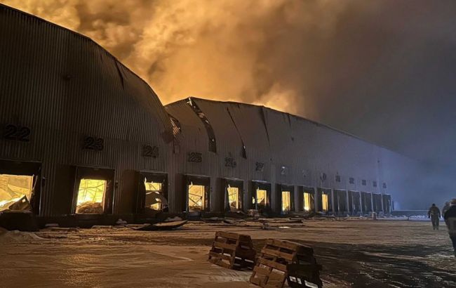 Найбільший склад Roshen згорів через атаку РФ: фото та відео наслідків