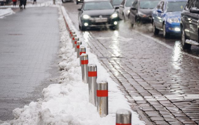 Слизькі дороги і підйом води в річках: що буде з погодою в Україні завтра
