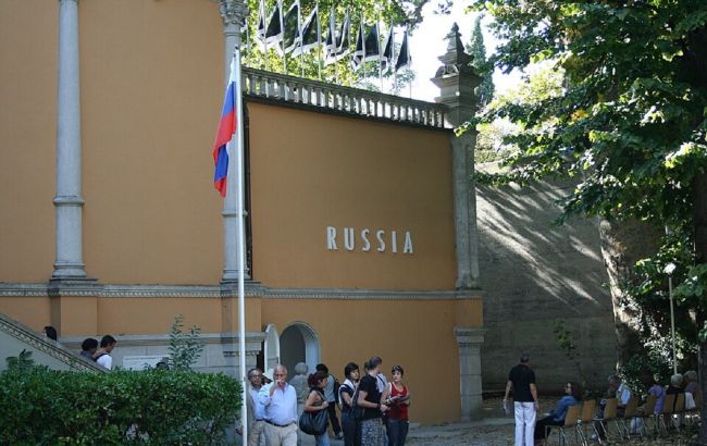 ЄК погрожує припинити фінансувати одну з найбільших художніх виставок світу через РФ