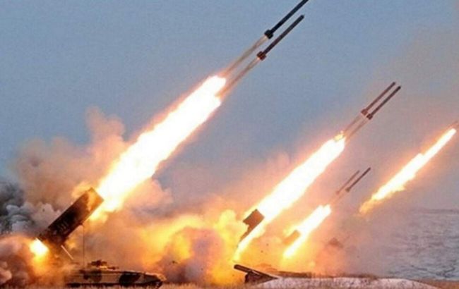 Іран випустив ракетний залп по центру Ізраїлю: на вокзал Тель-Авіва звалились уламки