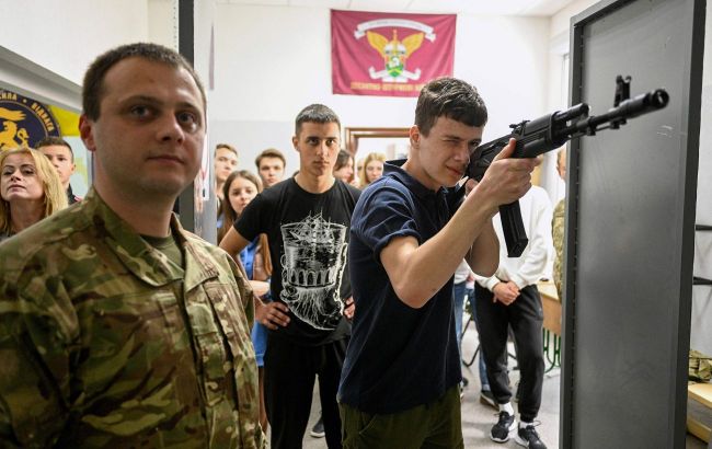 Нові предмети та стрільби: як закон про нацспротив змінить навчання школярів та студентів
