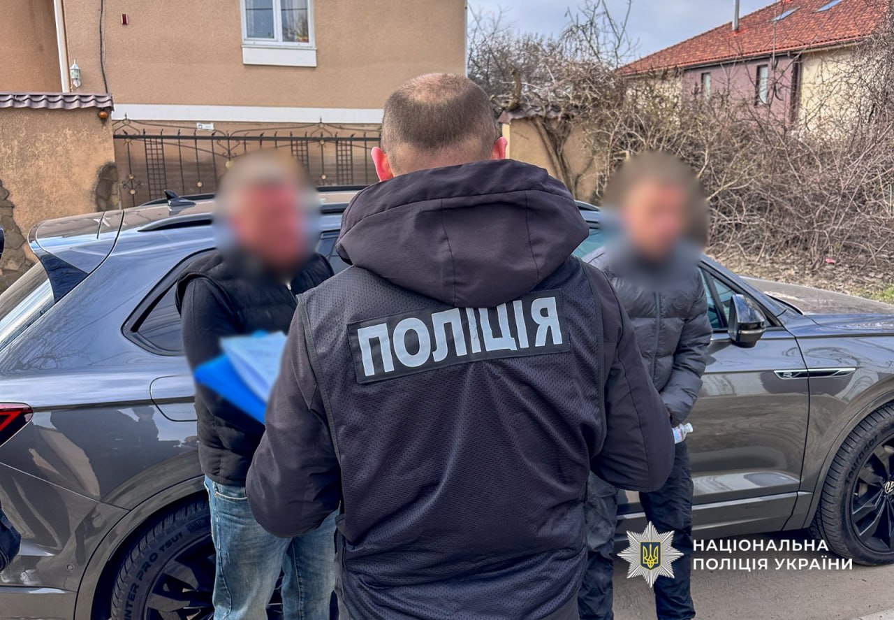 Ошукували військових на продажі елітних іномарок та відмивали отримані прибутки: на Одещині поліцейські викрили та затримали групу шахраїв