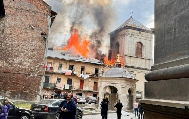 У центрі Львова приліт дрона: горить житловий будинок, постраждала спадщина ЮНЕСКО
