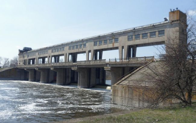 Запасів води - на два тижні. Росіяни КАБами знищили греблю на Сіверському Донці