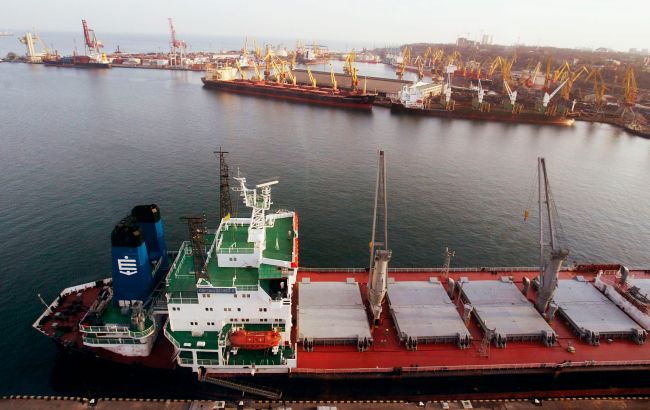 Окупанти дроном атакували судно у морському коридорі України, виникла пожежа