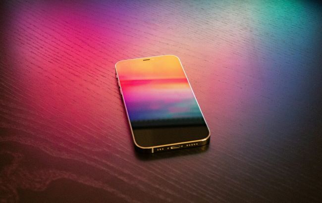 Без вирізів і камер на поверхні: Apple готує iPhone із суцільним екраном