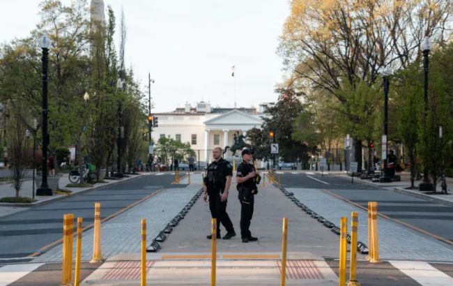 Біля Білого дому пролунали постріли, будівлю оточив спецназ (відео)