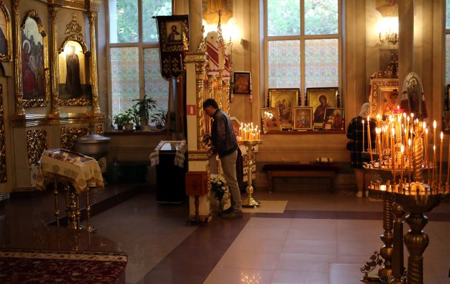 Цілувати обов'язково? Як правильно вшановувати ікони у храмах ПЦУ й чого робити не варто