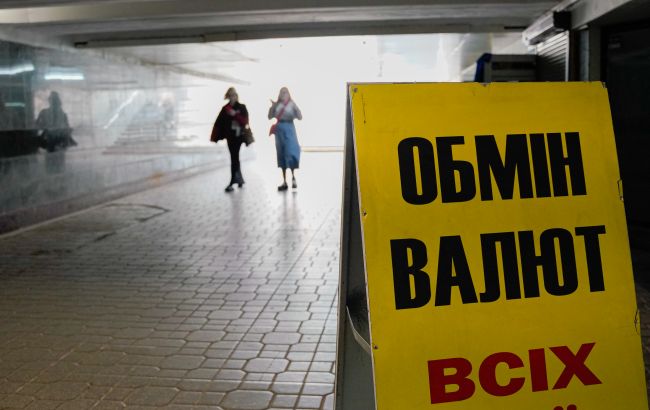 Долар падає, а євро стрімко росте: які "цінники" на валюту в обмінниках та банках 7 травня