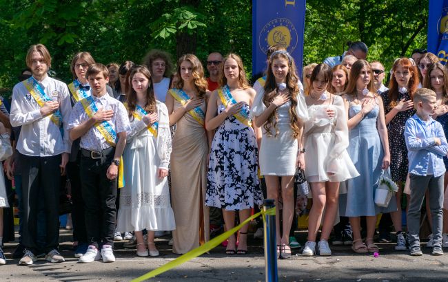 Останній дзвоник у школах Києва: коли завершиться навчання та що чекає на учнів у червні