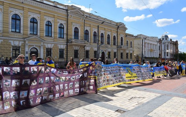 У Кропивницькому розгорнули стяг з портретами тисяч полонених та безвісти зниклих воїнів