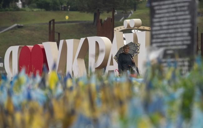Замість літніх +29 в Україну йдуть дощі з грозами: яка погода буде завтра і коли все зміниться