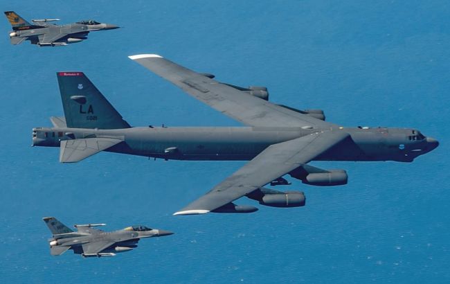 Ядерний бомбардувальник B-52 розбився у США (відео)
