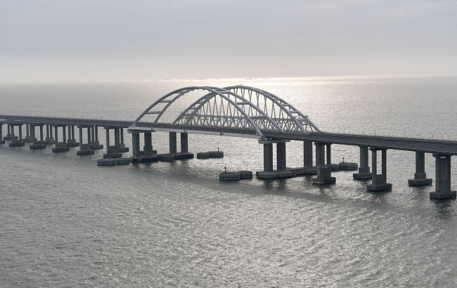 Крим масовано атакували дрони: спалахнули пожежі, рух мостом перекритий