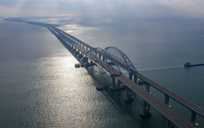 Кримський міст обклали захистом з усіх боків (нові супутникові знімки)