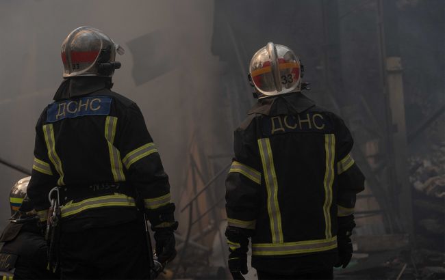 У Харкові після удару дрона горить багатоповерхівка, є постраждалі