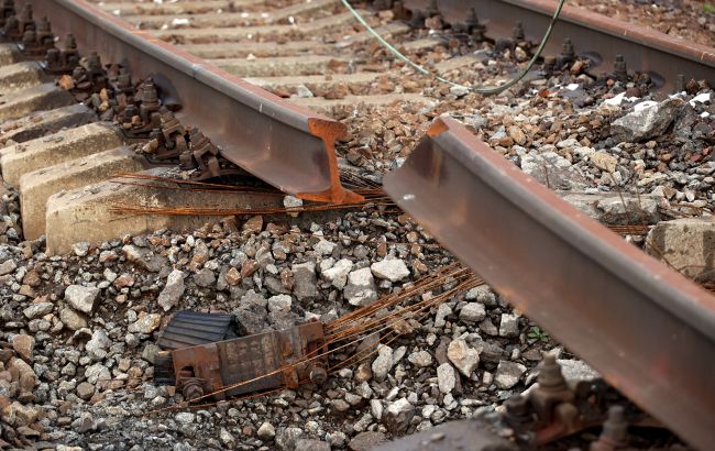 Потужні нічні вибухи в Криму заблокували рух приміських поїздів