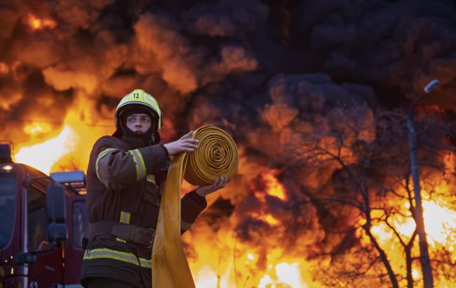 У Чорнобильській зоні після атаки дронів тривають пожежі, дим може дістатись Києва