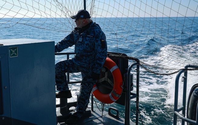 Росіяни вдарили по іноземних суднах у морі, ВМС України евакуювали людей: є жертва