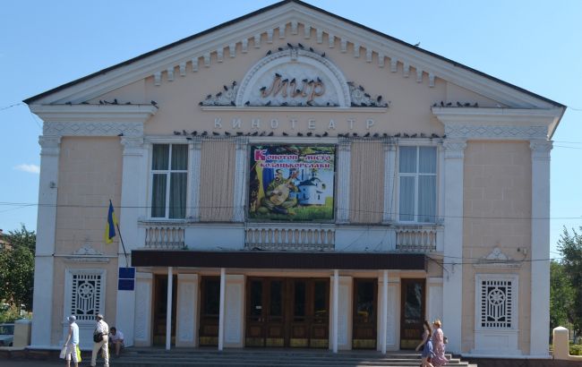 Росія атакувала "кінотеатр" в центрі Конотопа, всередині можуть бути люди