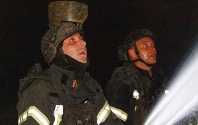 У центрі Києва горить готель після атаки дронів