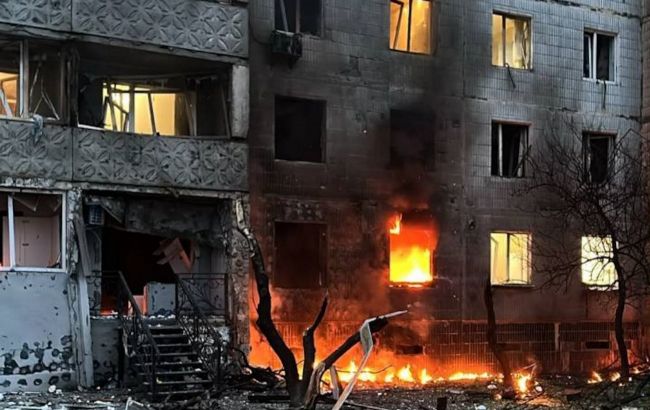 В Сумах "прильот" реактивного дрона біля багатоповерхівки, є поранені 1 В Сумах "прильот" реактивного дрона біля багатоповерхівки, є поранені