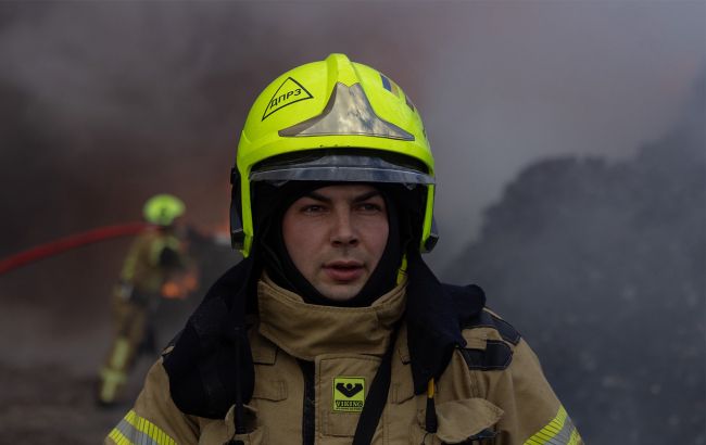 Пошкоджені адмінбудівлі, трамваї і двоє постраждалих: фото наслідків нічного обстрілу Києва