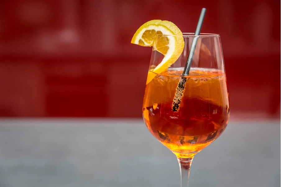 Aperol, Campari чи Lillet: який аперитив подати перед вечерею
