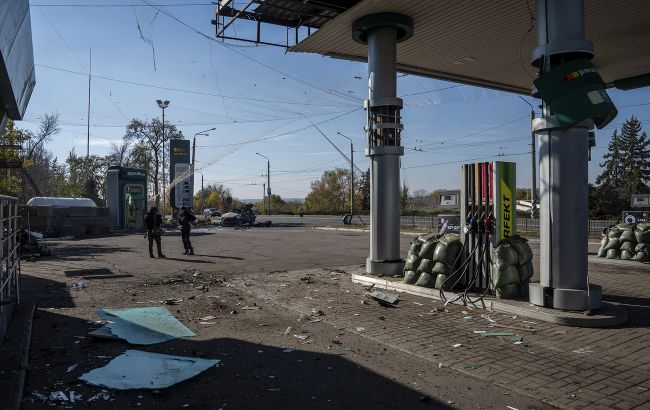 Бетонні плити та мішки з піском: як тилові АЗС захищаються від атак Росії 1 Бетонні плити та мішки з піском: як тилові АЗС захищаються від атак Росії