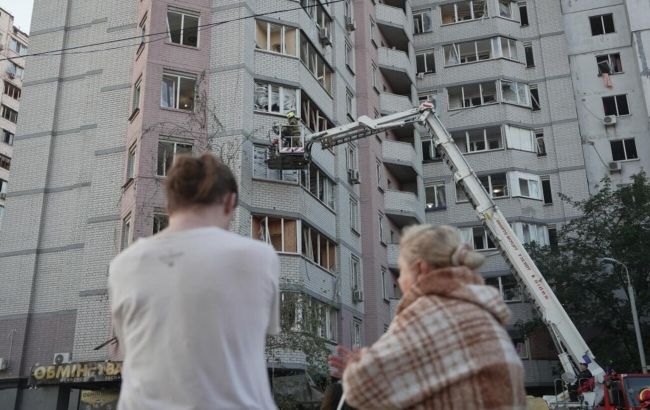 У Києві через обстріл майже 30 постраждалих, горіли "швидкі", будинки та кіностудія (фото) 1 У Києві через обстріл майже 30 постраждалих, горіли "швидкі", будинки та кіностудія (фото)